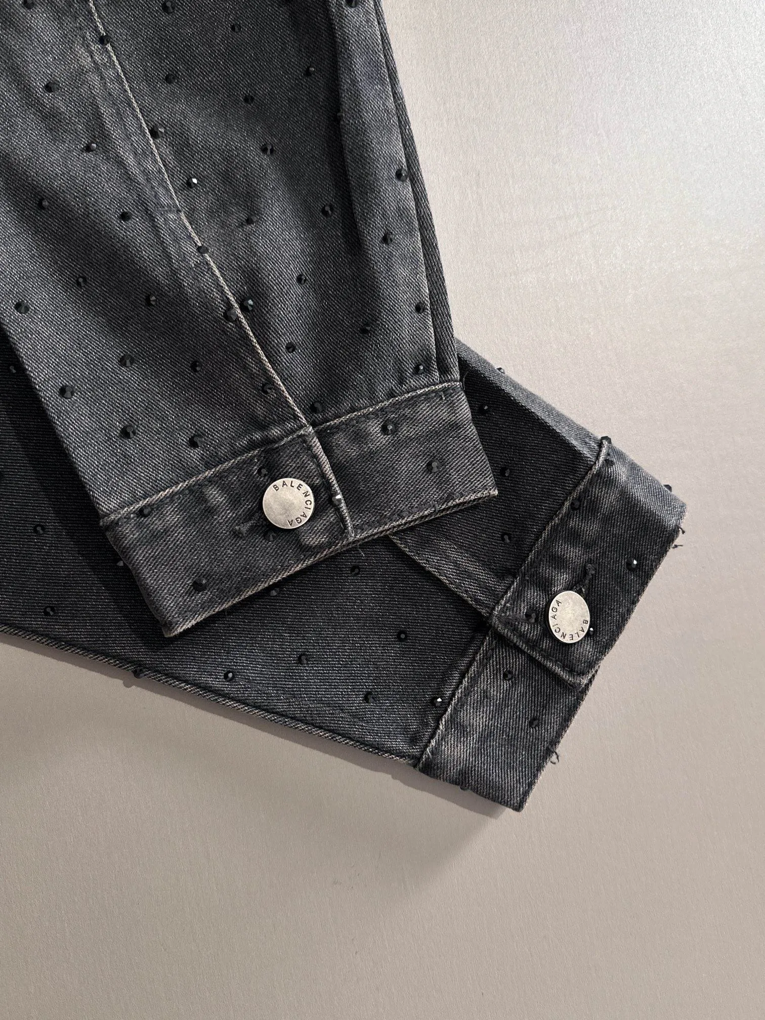 Paris 2026 catwalk style Premium customized jacquard denim jacket, the texture is first-class, the fabric is made of original jacquard material, brand LOGO is engraved, the Classic lapel denim jacket is simple and fashionable, low-key and luxurious. It is highly sought after by big stars and Internet celebrities, and is one of the must-have items for fashionistas! Sizes: S-3XL